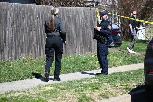 Dedektifler Falls Township, Pennsylvania 'daki Edgewood Lane' de Levittown, Pensilvanya 'da bir evde çalışıyorlar. 16 Mart 2024, Falls Township, Pennsylvania, ABD