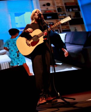 RIO DE JANEIRO (RJ) 03 / 16 / 2024 - Osvaldo Montinegro 'nun Vivo Rio' daki gösterisi, aktris ve şarkıcı Marcela Rica ve Ana Maria, bu Cumartesi, 16 Mart 2024, Rio de Janeiro kentinde. 