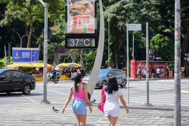 SAO PAULO (SP), Brezilya 03 / 16 / 2024 - Yoğun sıcak hava dalgası bu Cumartesi öğleden sonra (16), 37C plakalı sokak termometreleri, Brezilya 'nın Sao Paulo kentinin merkezinde. 