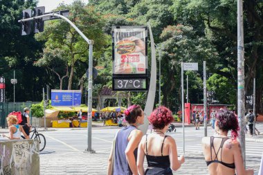 SAO PAULO (SP), Brezilya 03 / 16 / 2024 - Yoğun sıcak hava dalgası bu Cumartesi öğleden sonra (16), 37C plakalı sokak termometreleri, Brezilya 'nın Sao Paulo kentinin merkezinde. 