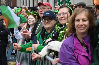 New York 263. Cadde. Aziz Patrick Günü Geçidi. 16 Mart. 2024, New York, New York, ABD. Bugün, St. Patrick Günü Geçit Töreni 'nde Maggie Timoney yer alacak. Aziz Patrick Günü geçit töreninin Büyük Mareşali ve Heinneken 'in ilk CEO' su. 