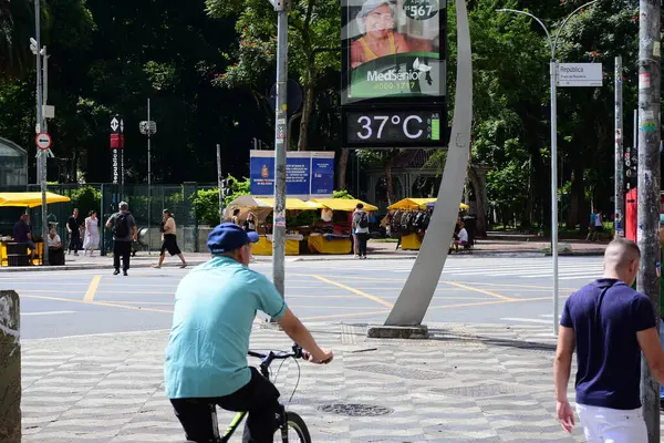 Sao Paulo Brazil 2024 本星期六下午 16日 巴西圣保罗市中心的街道温度计注册温度为37C — 图库照片