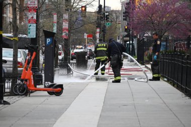 Olay yerindeki müfettişler, Pazar sabahı itfaiyenin 7 kişinin vurulduğu ve 2 kişinin öldüğü olay yerindeki kan ve diğer döküntüleri temizlerken toplu katliam hakkında bilgi topluyorlar.