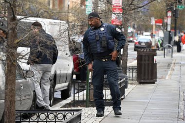 Dedektifler, Washington DC 'de Pazar sabahı erken saatlerde yedi kişinin vurulduğu ve iki kişinin öldüğü toplu katliamı araştırmaya devam eden yayalarla ipuçları arıyor ve konuşuyorlar.. 