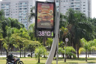 Sao Paulo (SP), Brezilya 03 / 17 / 2024 - Sokak termometreleri Sao Paulo 'nun güney bölgesindeki Santo Amaro bölgesinde 38 dereceyi gösteriyor. (17)). 