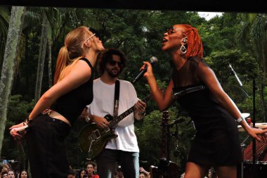 Sao Paulo (SP), Brezilya 03 / 17 / 2024 - Pop şarkıcısı Luisa Sonza ve rapçi Karol Conka, bu Pazar öğleden sonra Sao Paulo 'nun güney bölgesindeki Parque Burle Marx' da düzenlenen sürpriz gösteride