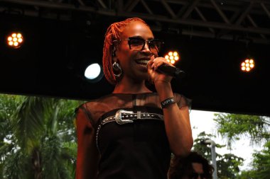 Sao Paulo (SP), Brezilya 03 / 17 / 2024 - Pop şarkıcısı Luisa Sonza ve rapçi Karol Conka, bu Pazar öğleden sonra Sao Paulo 'nun güney bölgesindeki Parque Burle Marx' da düzenlenen sürpriz gösteride