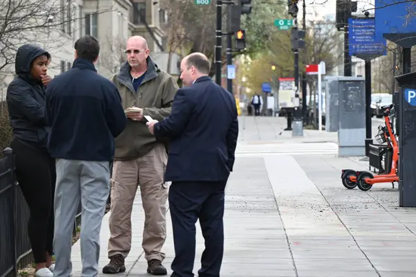 Детективы Ищут Улики Беседуют Пешеходами Пока Продолжают Расследование Массового Убийства — стоковое фото
