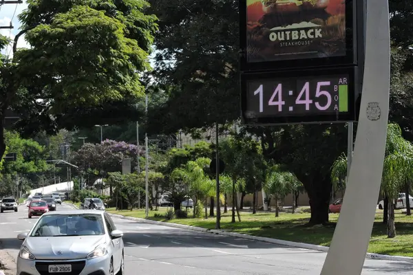 Sao Paulo (SP), Brezilya 03 / 17 / 2024 - Sokak termometreleri Sao Paulo 'nun güney bölgesindeki Santo Amaro bölgesinde 38 dereceyi gösteriyor. (17)). 