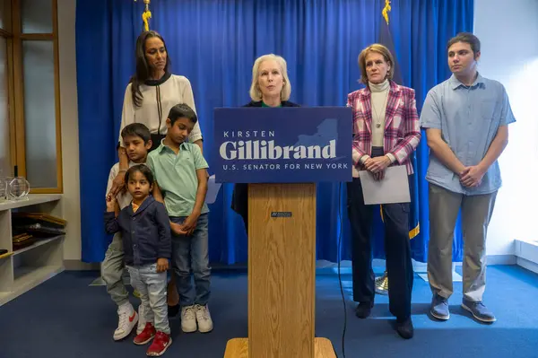 Senator Gillibrand Calls Expand Child Tax Credit New York Families — Stock Photo, Image