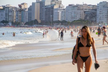Rio de Janeiro, (RJ), Brezilya 20 / 03 / 2024 - Copacabana Plajı Hareketi, Rio de Janeiro Güney Bölgesi 'nde bu Çarşamba (20). Rio de Janeiro 'da önümüzdeki birkaç saat içinde hava sıcaklığı 41 derece olacak.