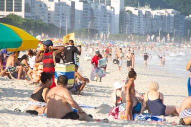 Rio de Janeiro, (RJ), Brezilya 20 / 03 / 2024 - Copacabana Plajı Hareketi, Rio de Janeiro Güney Bölgesi 'nde bu Çarşamba (20). Rio de Janeiro 'da önümüzdeki birkaç saat içinde hava sıcaklığı 41 derece olacak.