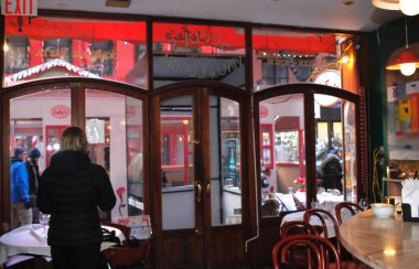 Bir bakışta Sophia 'nın Restoranı. 21 Mart 2024, New York, ABD: Mulberry Caddesi, Çin Mahallesi, Manhattan 'daki Sophia Restoranı' nda müşterilerin hareketi. 