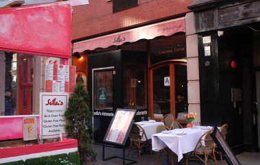 Bir bakışta Sophia 'nın Restoranı. 21 Mart 2024, New York, ABD: Mulberry Caddesi, Çin Mahallesi, Manhattan 'daki Sophia Restoranı' nda müşterilerin hareketi. 