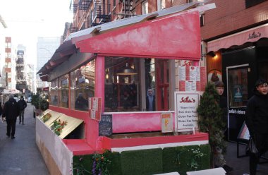 Bir bakışta Sophia 'nın Restoranı. 21 Mart 2024, New York, ABD: Mulberry Caddesi, Çin Mahallesi, Manhattan 'daki Sophia Restoranı' nda müşterilerin hareketi. 