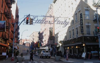 Bir bakışta Sophia 'nın Restoranı. 21 Mart 2024, New York, ABD: Mulberry Caddesi, Çin Mahallesi, Manhattan 'daki Sophia Restoranı' nda müşterilerin hareketi. 