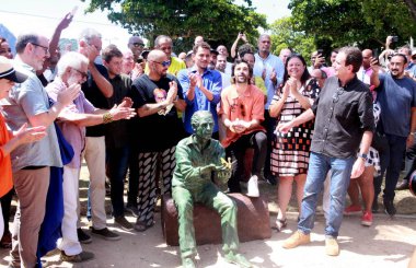 RIO de JANEIRO (RJ), Brezilya 03 / 21 / 2024 - Rio de Janeiro şehrinin güney bölgesinde yer alan Botafogo plajında yer alan Sosyolog Roberto de Souza 'nın (Betinho de Souza) heykelinin açılışı