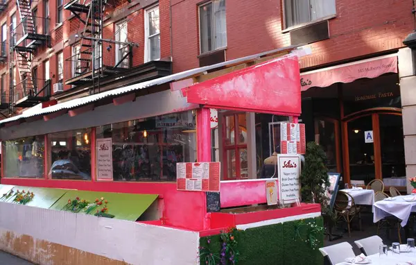 Bir bakışta Sophia 'nın Restoranı. 21 Mart 2024, New York, ABD: Mulberry Caddesi, Çin Mahallesi, Manhattan 'daki Sophia Restoranı' nda müşterilerin hareketi. 