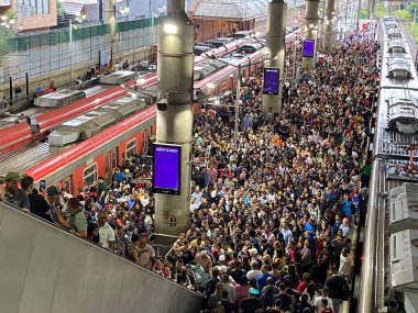 Sao Paulo (SP), Brezilya 03 / 23 / 2024 - Ulaşım sisteminde meydana gelen bir arıza nedeniyle CPTM Bras istasyonu metro ve tren hatlarını durdurdu ve demiryolu sisteminde aşırı kalabalığa neden oldu