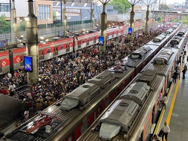 Sao Paulo (SP), Brazil 03/23/2024 - The CPTM Bras station with a lot of people due to a failure in the transport system stopped the subway and train lines, causing disruption and overcrowding throughout the rail transport system clipart