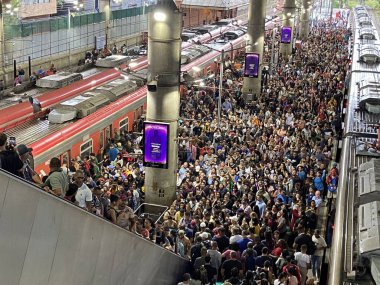 Sao Paulo (SP), Brezilya 03 / 23 / 2024 - Ulaşım sisteminde meydana gelen bir arıza nedeniyle CPTM Bras istasyonu metro ve tren hatlarını durdurdu ve demiryolu sisteminde aşırı kalabalığa neden oldu