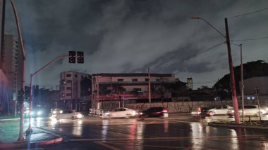 Sao Paulo (SP), Brezilya 03 / 22 / 2024 - Vila Prudente Terminal bölgesi Cuma gecesi elektrik kesintisi kaydetti. Otobüs terminali tamamen karanlık ve Nhanha Melo Bulvarı 'nda trafik ışıkları ve aydınlatma var.