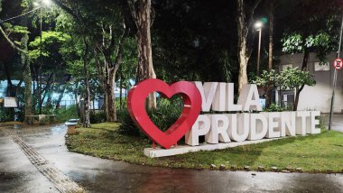 Sao Paulo (SP), Brezilya 03 / 22 / 2024 - Vila Prudente Terminal bölgesi Cuma gecesi elektrik kesintisi kaydetti. Otobüs terminali tamamen karanlık ve Nhanha Melo Bulvarı 'nda trafik ışıkları ve aydınlatma var.