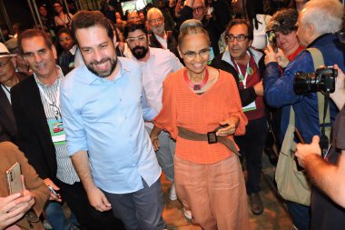 SAO PAULO (SP), Brezilya 03 / 23 / 2024 - Sao Paulo belediye başkanı adayı Guilherme Boulos ve Bakan Marina Silva, Liberdade bölgesindeki Oficina tiyatrosundaki gösterileri için, Sao Paulo 'nun orta bölgesindeki