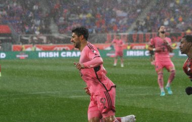 New York Red Bull Miami 'ye karşı. 23 Mart 2024 'te, Harrison, New Jersey, ABD: Luis Suarez New York Red Bull ve Inter Miami arasında oynanan futbol maçında Red Bull Arena, New Jersey' de yoğun yağış altında MLS normal sezonunda 