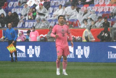 New York Red Bull Miami 'ye karşı. 23 Mart 2024 'te, Harrison, New Jersey, ABD: Luis Suarez New York Red Bull ve Inter Miami arasında oynanan futbol maçında Red Bull Arena, New Jersey' de yoğun yağış altında MLS normal sezonunda 