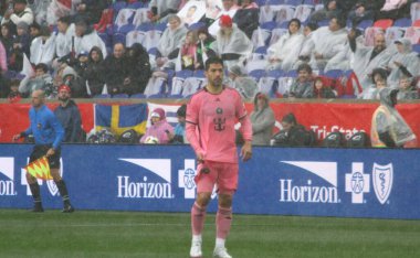 New York Red Bull Miami 'ye karşı. 23 Mart 2024 'te, Harrison, New Jersey, ABD: Luis Suarez New York Red Bull ve Inter Miami arasında oynanan futbol maçında Red Bull Arena, New Jersey' de yoğun yağış altında MLS normal sezonunda 