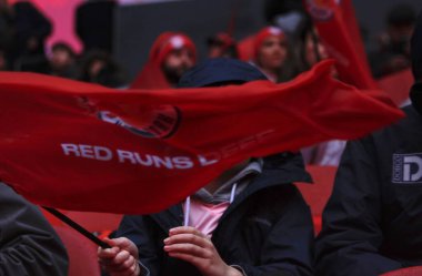 New York Red Bull Miami 'ye karşı. 23 Mart 2024 'te, Harrison, New Jersey, ABD: Red Bull taraftarları New York Red Bull ile MLS normal sezonunda Miami arasında oynanan futbol maçında yoğun yağış nedeniyle Red Bull Arena, New Jersey' de 