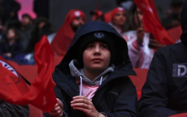 New York Red Bull Miami 'ye karşı. 23 Mart 2024 'te, Harrison, New Jersey, ABD: Red Bull taraftarları New York Red Bull ile MLS normal sezonunda Miami arasında oynanan futbol maçında yoğun yağış nedeniyle Red Bull Arena, New Jersey' de 