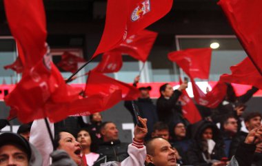 New York Red Bull Miami 'ye karşı. 23 Mart 2024 'te, Harrison, New Jersey, ABD: Red Bull taraftarları New York Red Bull ile MLS normal sezonunda Miami arasında oynanan futbol maçında yoğun yağış nedeniyle Red Bull Arena, New Jersey' de 