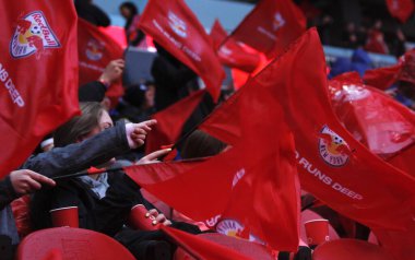 New York Red Bull Miami 'ye karşı. 23 Mart 2024 'te, Harrison, New Jersey, ABD: Red Bull taraftarları New York Red Bull ile MLS normal sezonunda Miami arasında oynanan futbol maçında yoğun yağış nedeniyle Red Bull Arena, New Jersey' de 