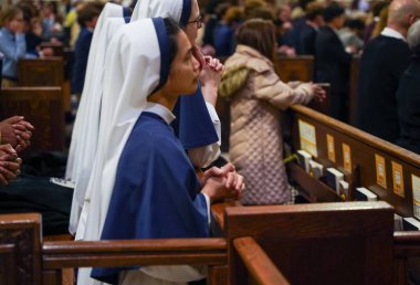 Avuç içi. 24 Mart 2024, New York, ABD: Kardinal Timothy Dolan bu sabah New York 'taki St. Patrick Katedrali' nde ayine önderlik etti. Fanatikler, Palm Sunday 'i izlemek için küresel bir araya gelirler.