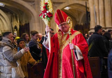 Avuç içi. 24 Mart 2024, New York, ABD: Kardinal Timothy Dolan bu sabah New York 'taki St. Patrick Katedrali' nde ayine önderlik etti. Fanatikler, Palm Sunday 'i izlemek için küresel bir araya gelirler.