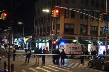 Görev başındaki NYPD memuru Queens, New York 'ta bir araç durağında vurularak öldürüldü. 25 Mart 2024, Queens, New York, ABD: Polis memuru 1919 Mott Avenue, Far Rockaway, Queens 'de saat 6' dan önce bir araç durağı yönetiyordu.. 