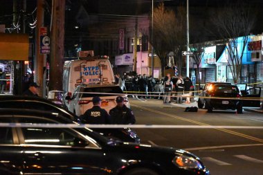Görev başındaki NYPD memuru Queens, New York 'ta bir araç durağında vurularak öldürüldü. 25 Mart 2024, Queens, New York, ABD: Polis memuru 1919 Mott Avenue, Far Rockaway, Queens 'de saat 6' dan önce bir araç durağı yönetiyordu.. 