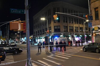 Görev başındaki NYPD memuru Queens, New York 'ta bir araç durağında vurularak öldürüldü. 25 Mart 2024, Queens, New York, ABD: Polis memuru 1919 Mott Avenue, Far Rockaway, Queens 'de saat 6' dan önce bir araç durağı yönetiyordu.. 
