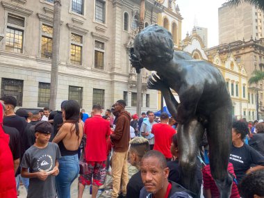 SAO PAULO (SP), Brezilya 03 / 25 / 2024 - Protestocular, Sao Paulo sahilinde 69 'dan fazla kurbanla meydana gelen çatışmada hayatını kaybedenlere karşı Largo Sao Francisco Hukuk Fakültesi' nde bir kamu duruşmasında eylem düzenlediler .