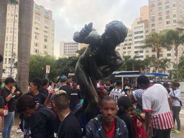 SAO PAULO (SP), Brezilya 03 / 25 / 2024 - Protestocular, Sao Paulo sahilinde 69 'dan fazla kurbanla meydana gelen çatışmada hayatını kaybedenlere karşı Largo Sao Francisco Hukuk Fakültesi' nde bir kamu duruşmasında eylem düzenlediler .