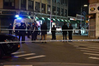 Görev başındaki NYPD memuru Queens, New York 'ta bir araç durağında vurularak öldürüldü. 25 Mart 2024, Queens, New York, ABD: Polis memuru 1919 Mott Avenue, Far Rockaway, Queens 'de saat 6' dan önce bir araç durağı yönetiyordu.. 