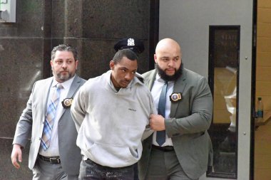 New York 'ta bir adam metro raylarına itilerek öldürüldü. 26 Mart 2024, New York, ABD: 125. Cadde ve Lexington Bulvarı tren istasyonunda beklerken bir adam 24 yaşındaki Calton McPherson tarafından itildi.