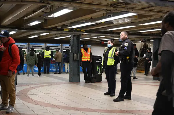 New York 'ta bir adam metro raylarına itilerek öldürüldü. 26 Mart 2024, New York, ABD: 125. Cadde ve Lexington Bulvarı tren istasyonunda beklerken bir adam 24 yaşındaki Calton McPherson tarafından itildi.