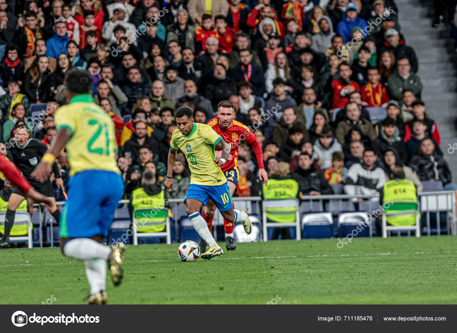 马德里时间2024年3月26日在西班牙和巴西的比赛中球员卢卡斯帕克塔在马德里的圣地亚哥伯纳乌体育场为国家队的友人举行了一场有效的比赛——