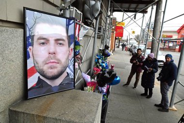 New York 'ta bir polis memuru vurularak öldürüldü. 27 Mart 2024, Far Rockaway, Queens, New York, ABD. NYPD Memuru Jonathan Diller, 31 yaşında, Queens, NYC 'de bir trafik çevirmesinde öldürüldü.