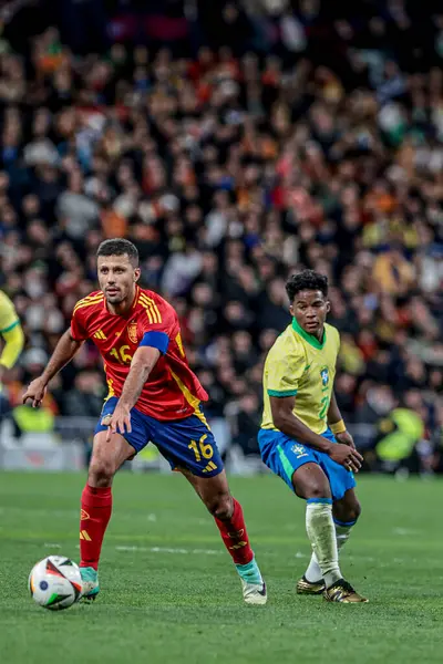 MADRID (ES) 03 / 26 / 2024 - Madrid 'deki Santiago Bernabeu Stadyumu' nda oynanan ve İspanya ile Brezilya arasında oynanan maçta Endrick 'in attığı top,