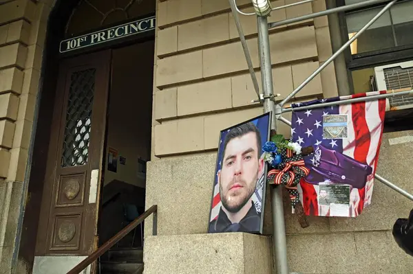 New York 'ta bir polis memuru vurularak öldürüldü. 27 Mart 2024, Far Rockaway, Queens, New York, ABD. NYPD Memuru Jonathan Diller, 31 yaşında, Queens, NYC 'de bir trafik çevirmesinde öldürüldü.