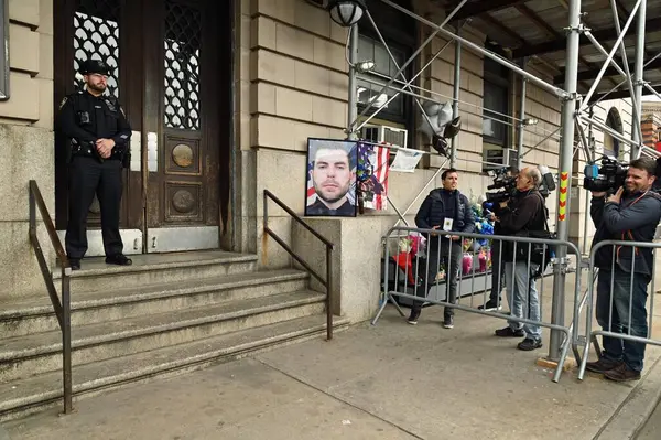 New York 'ta bir polis memuru vurularak öldürüldü. 27 Mart 2024, Far Rockaway, Queens, New York, ABD. NYPD Memuru Jonathan Diller, 31 yaşında, Queens, NYC 'de bir trafik çevirmesinde öldürüldü.